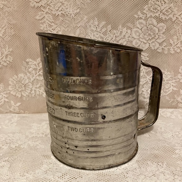 Vintage Metal Bromwell's 5 Cups Measuring Sifter Red wood Crank handle - Picture 3 of 13